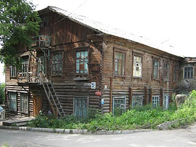 Wir haben es tatsächlich gefunden: Ein Holzhaus etwas außerhalb von Nowosibirsk.